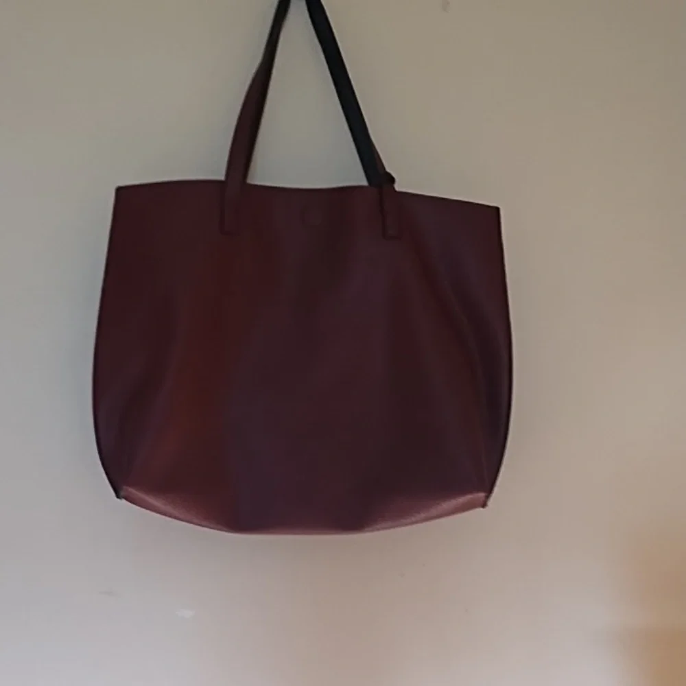 G.H. BASS&CO. WOMEN TOTE BAG NEW, NEVER USED. EXTRA LARGE. FAUX LEATHER.